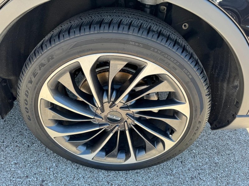 Lincoln Aviator Vehicle Full-screen Gallery Image 27