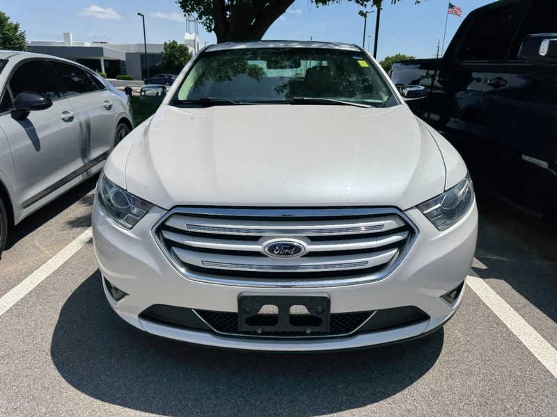 Ford Taurus Vehicle Full-screen Gallery Image 02