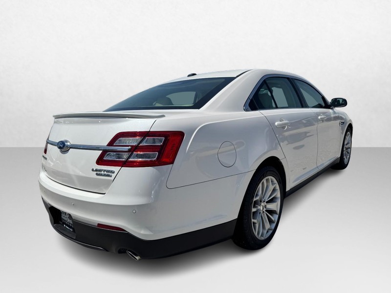 Ford Taurus Vehicle Full-screen Gallery Image 05