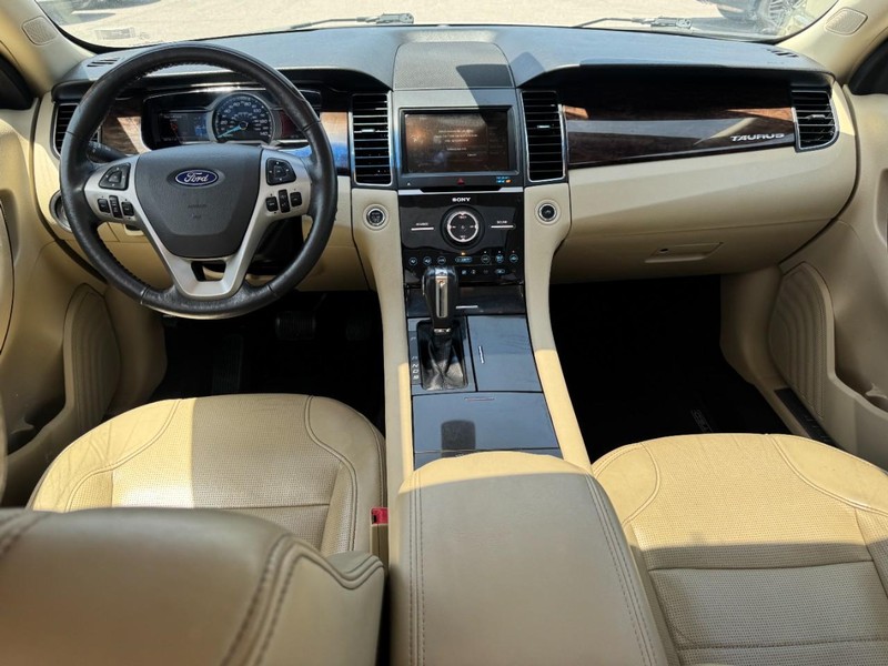 Ford Taurus Vehicle Full-screen Gallery Image 09