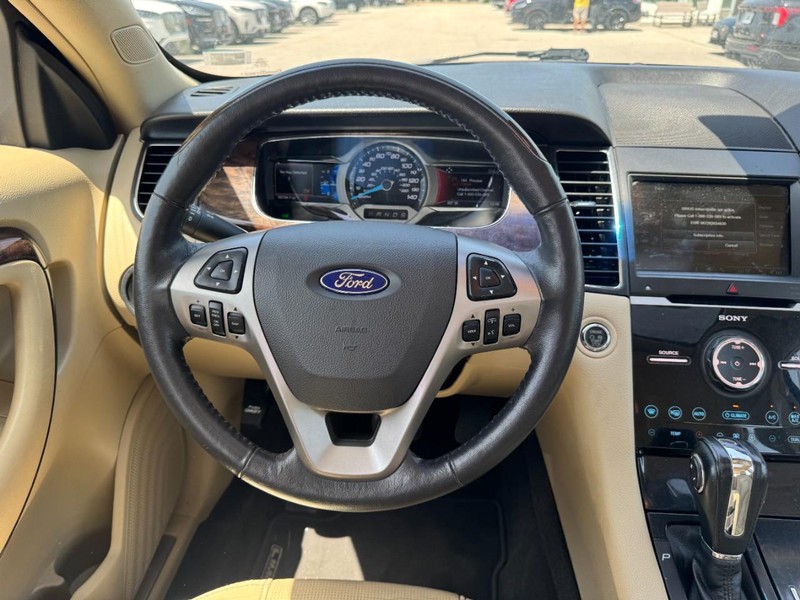 Ford Taurus Vehicle Full-screen Gallery Image 10