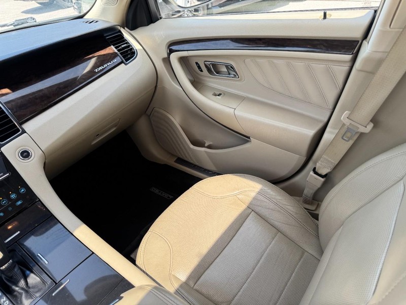 Ford Taurus Vehicle Full-screen Gallery Image 11