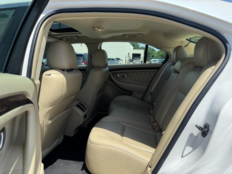 Ford Taurus Vehicle Full-screen Gallery Image 12