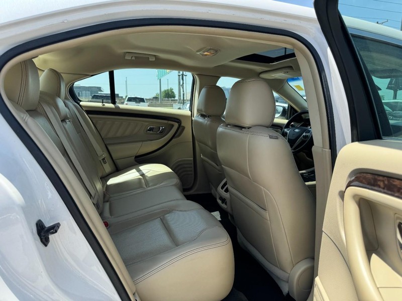 Ford Taurus Vehicle Full-screen Gallery Image 13