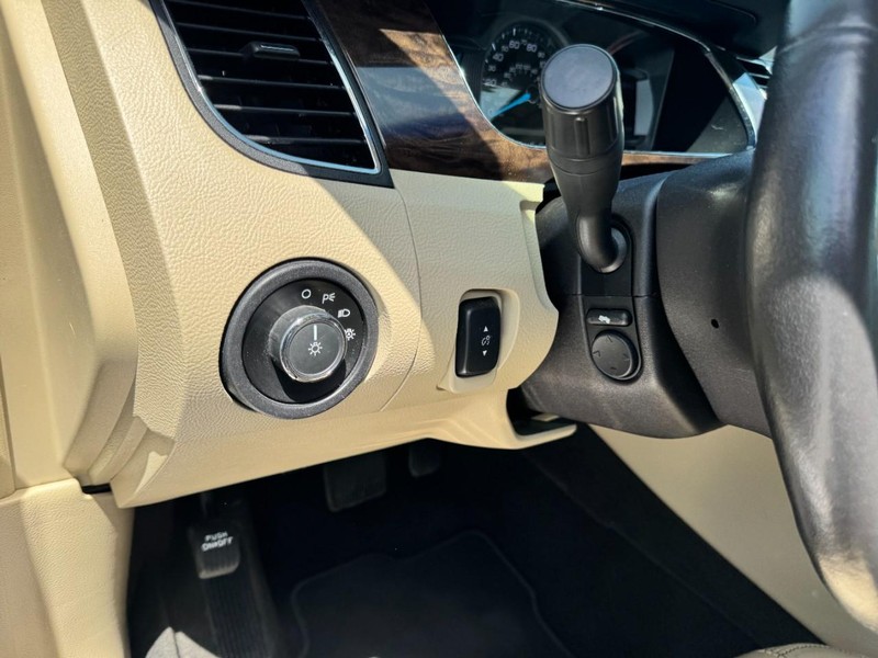 Ford Taurus Vehicle Full-screen Gallery Image 14