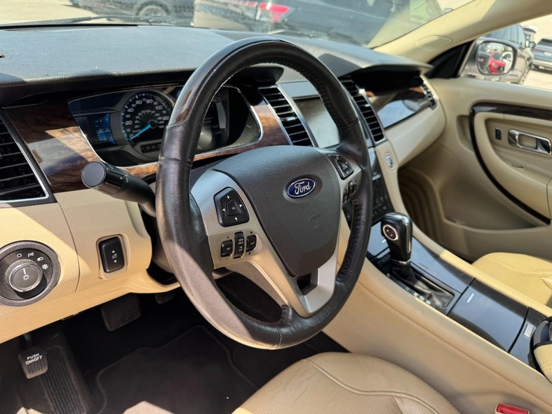 Ford Taurus Vehicle Full-screen Gallery Image 15