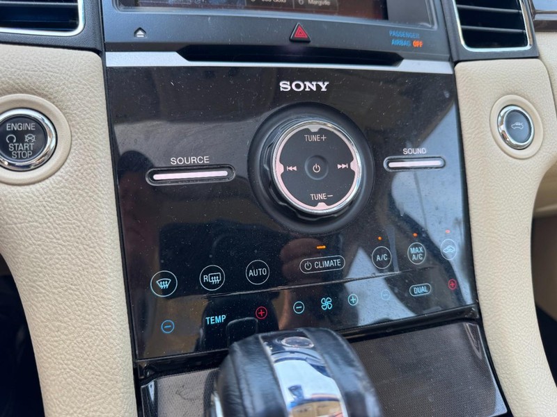 Ford Taurus Vehicle Full-screen Gallery Image 17