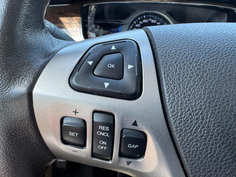 Ford Taurus Vehicle Full-screen Gallery Image 18