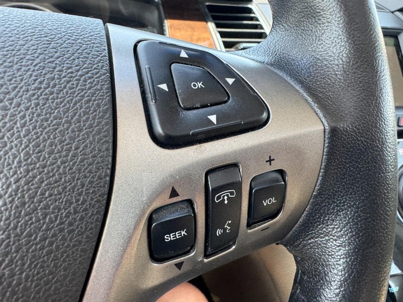 Ford Taurus Vehicle Full-screen Gallery Image 19