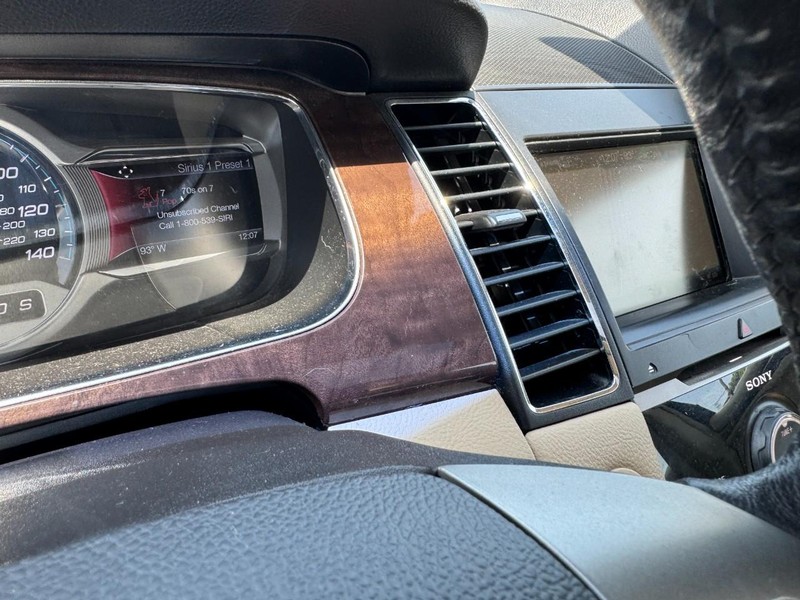 Ford Taurus Vehicle Full-screen Gallery Image 21