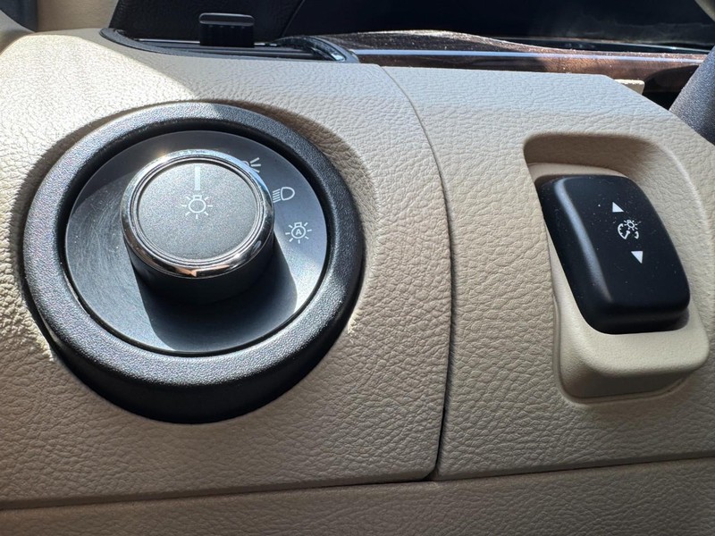 Ford Taurus Vehicle Full-screen Gallery Image 22