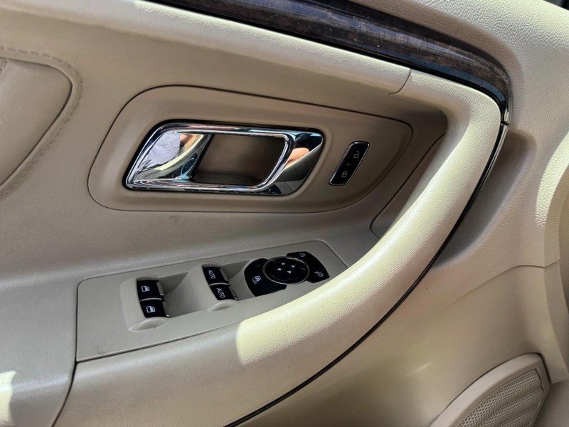 Ford Taurus Vehicle Full-screen Gallery Image 25