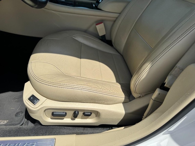 Ford Taurus Vehicle Full-screen Gallery Image 26