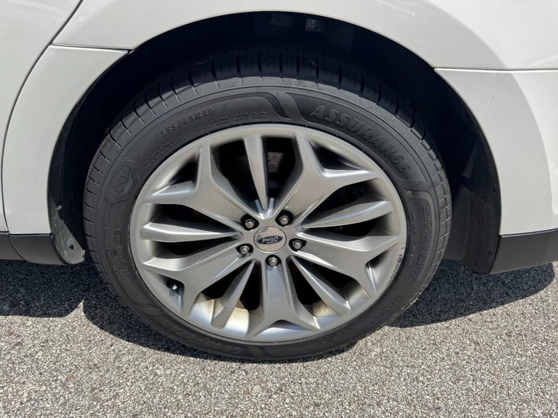 Ford Taurus Vehicle Full-screen Gallery Image 27