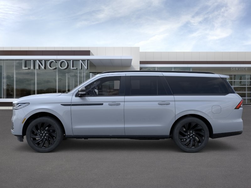 Lincoln Navigator L Vehicle Full-screen Gallery Image 03