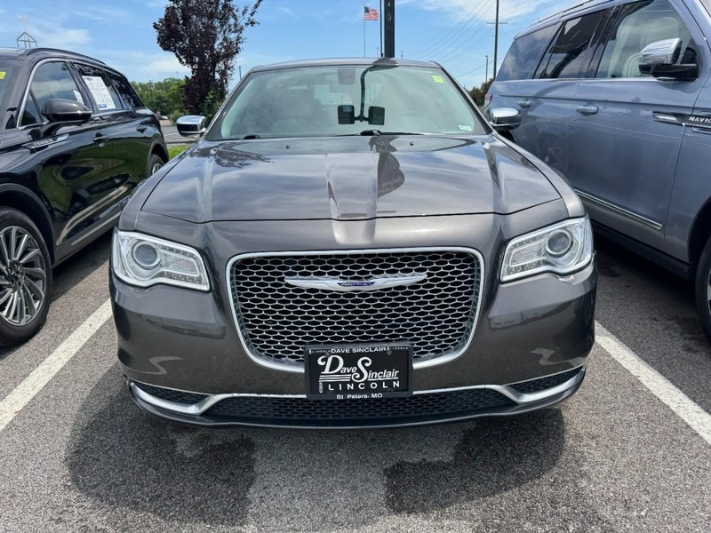Chrysler 300 Vehicle Full-screen Gallery Image 02