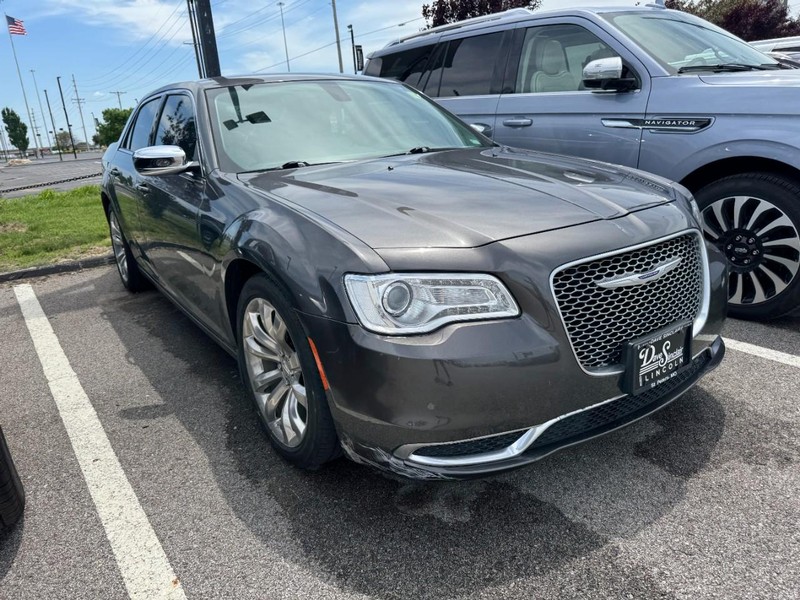 Chrysler 300 Vehicle Full-screen Gallery Image 03