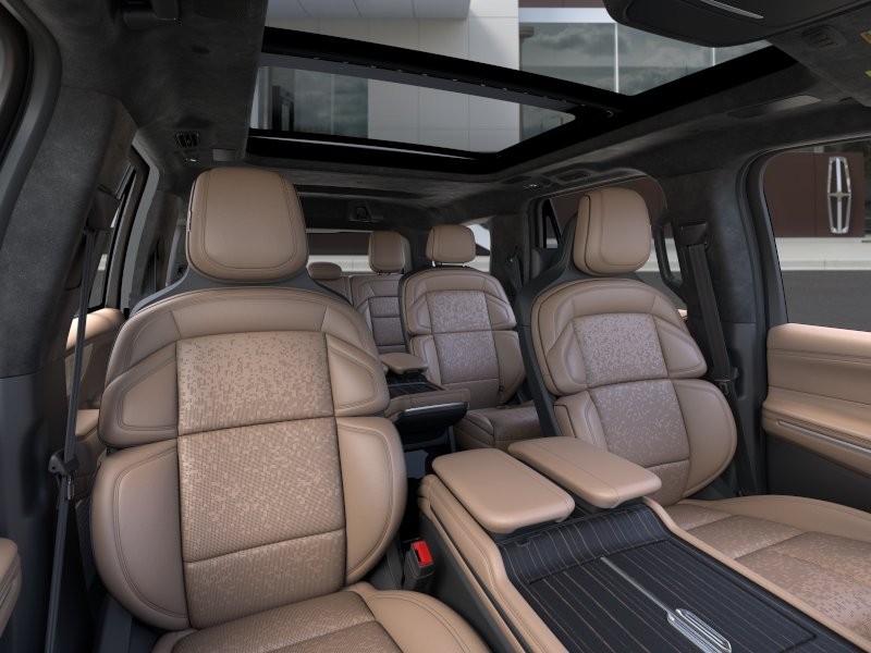 Lincoln Navigator Vehicle Full-screen Gallery Image 10