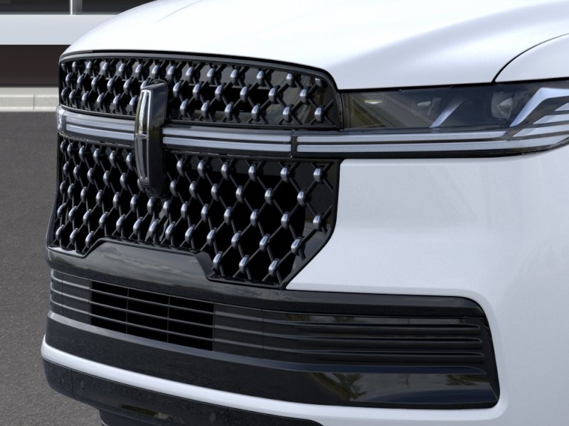Lincoln Navigator Vehicle Full-screen Gallery Image 17
