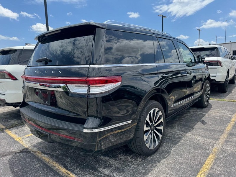 Lincoln Navigator Vehicle Full-screen Gallery Image 02