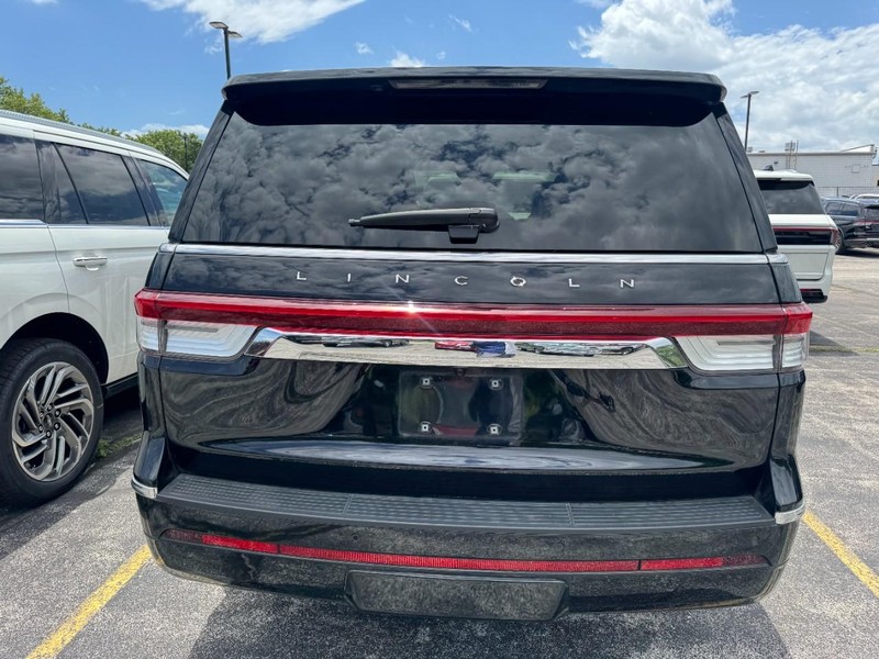 Lincoln Navigator Vehicle Full-screen Gallery Image 03