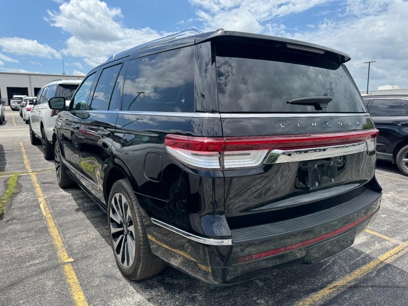 Lincoln Navigator Vehicle Full-screen Gallery Image 04