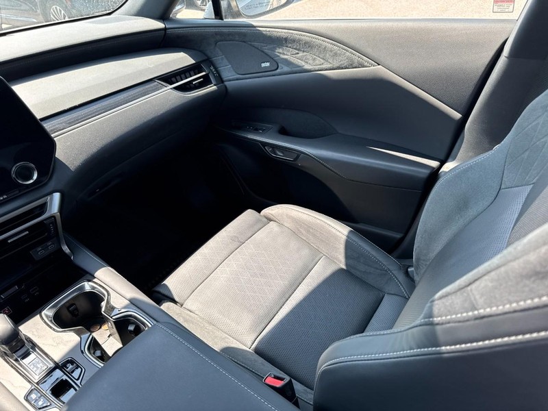 Lexus RX Vehicle Full-screen Gallery Image 11