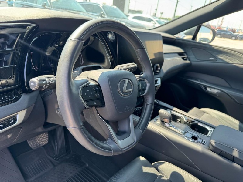 Lexus RX Vehicle Full-screen Gallery Image 15