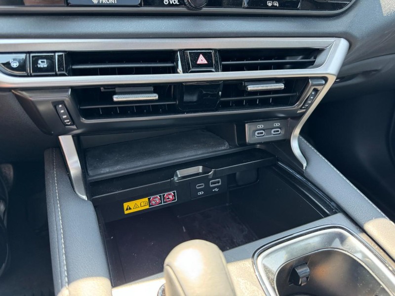 Lexus RX Vehicle Full-screen Gallery Image 16