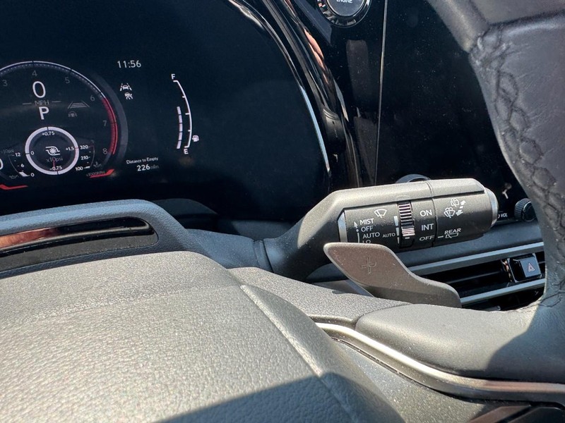 Lexus RX Vehicle Full-screen Gallery Image 21