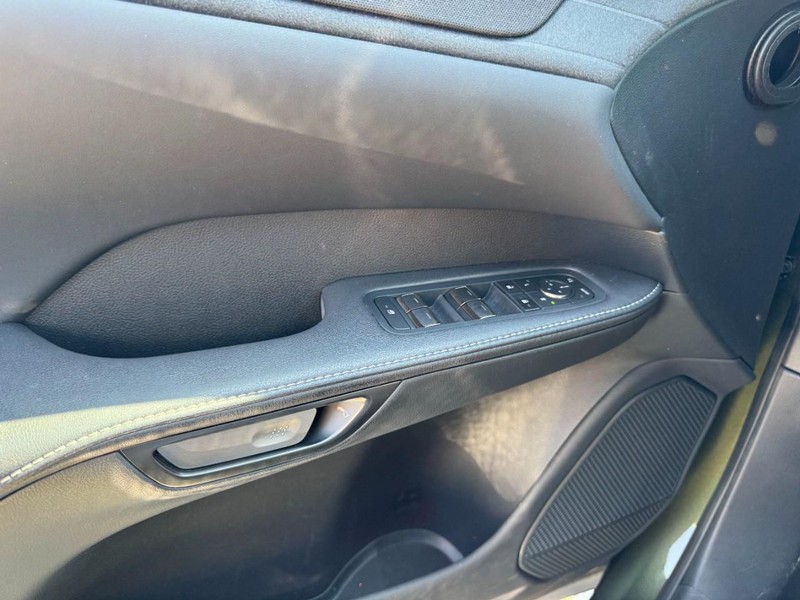 Lexus RX Vehicle Full-screen Gallery Image 25