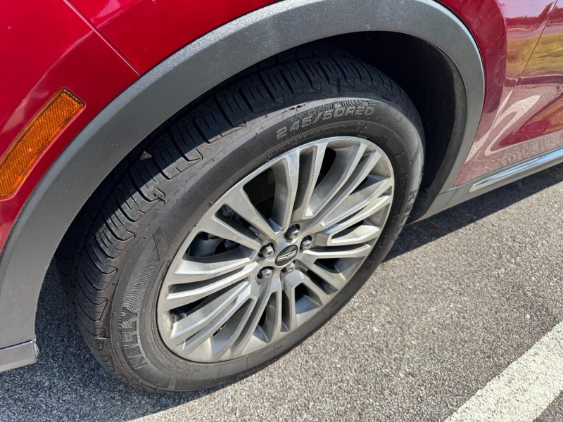 Lincoln MKX Vehicle Full-screen Gallery Image 04