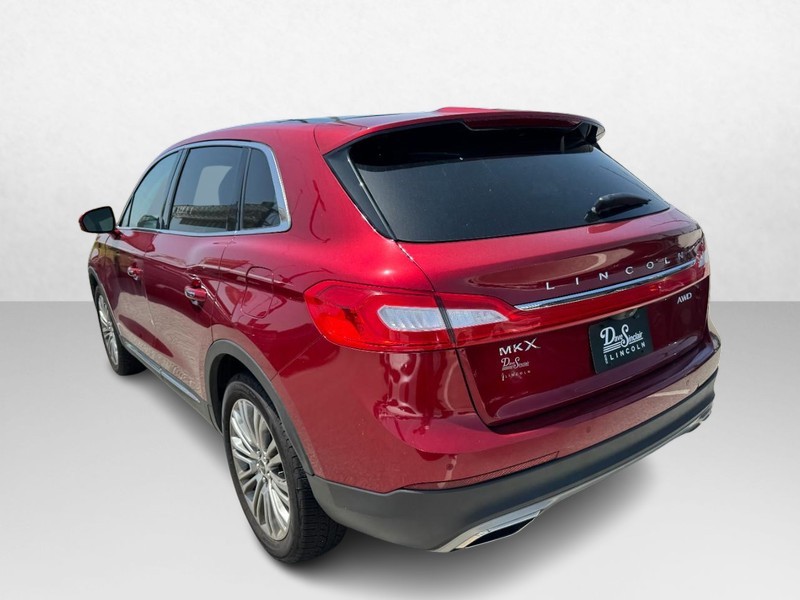 Lincoln MKX Vehicle Full-screen Gallery Image 07