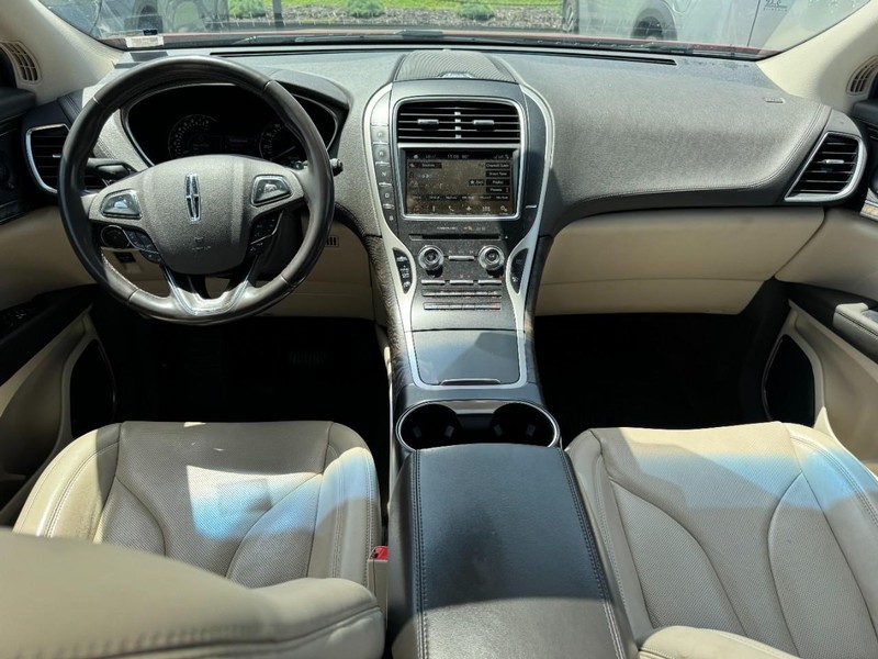 Lincoln MKX Vehicle Full-screen Gallery Image 09