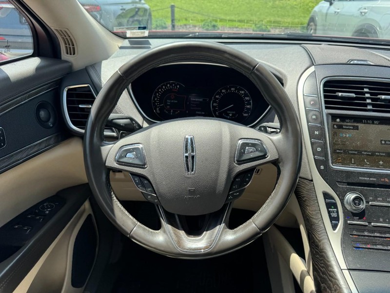 Lincoln MKX Vehicle Full-screen Gallery Image 10