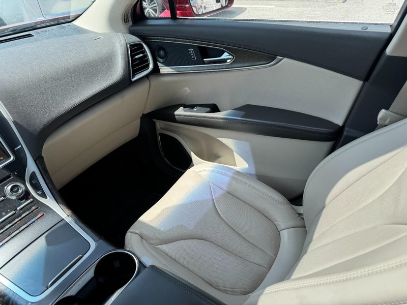 Lincoln MKX Vehicle Full-screen Gallery Image 11