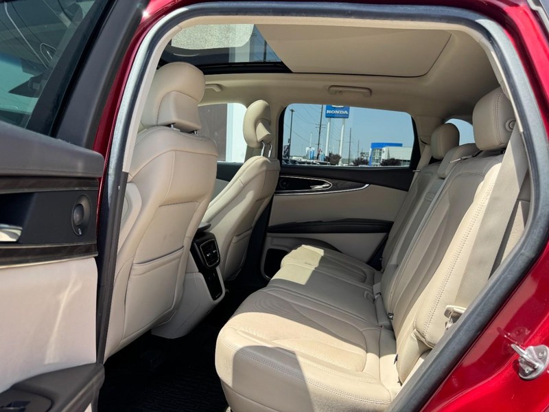 Lincoln MKX Vehicle Full-screen Gallery Image 12