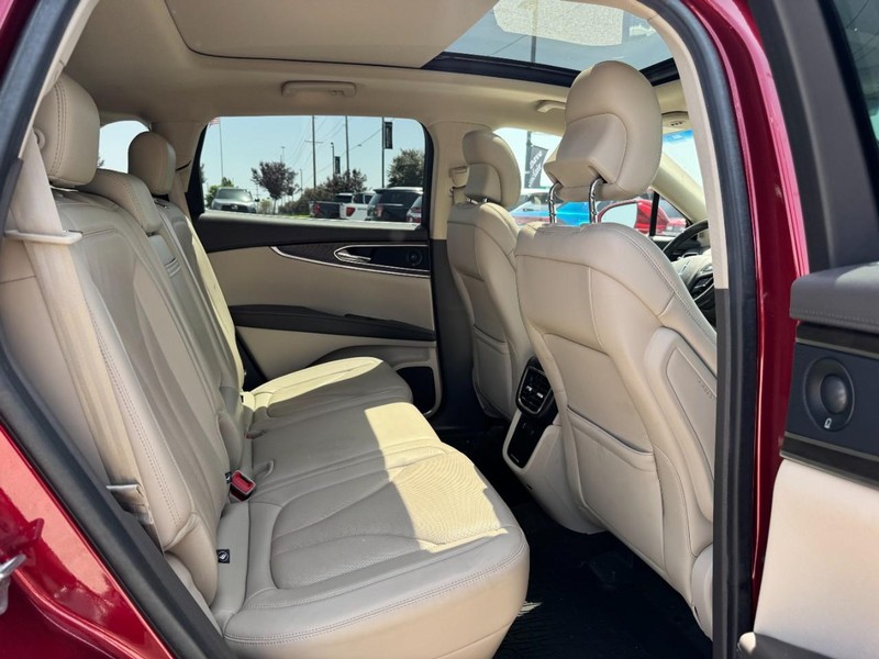 Lincoln MKX Vehicle Full-screen Gallery Image 13