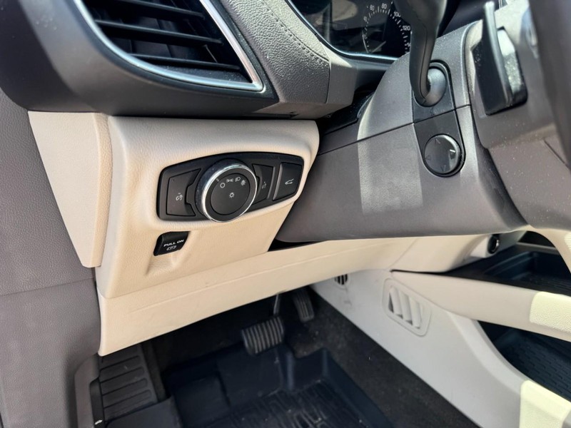 Lincoln MKX Vehicle Full-screen Gallery Image 14