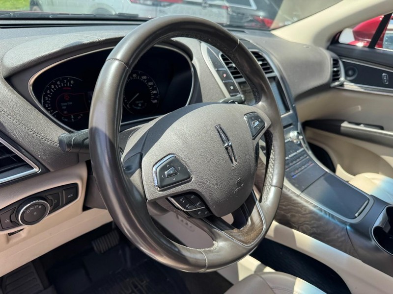 Lincoln MKX Vehicle Full-screen Gallery Image 15