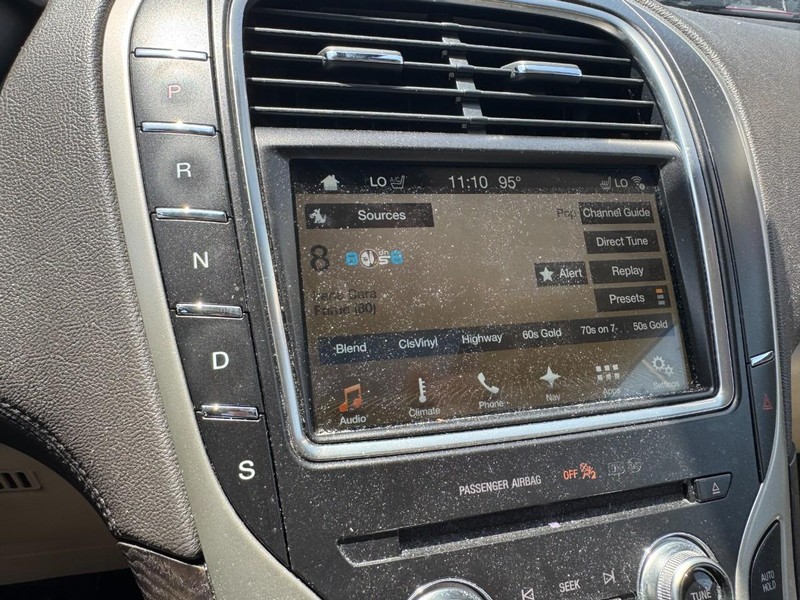 Lincoln MKX Vehicle Full-screen Gallery Image 16