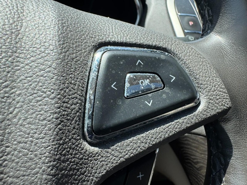 Lincoln MKX Vehicle Full-screen Gallery Image 19
