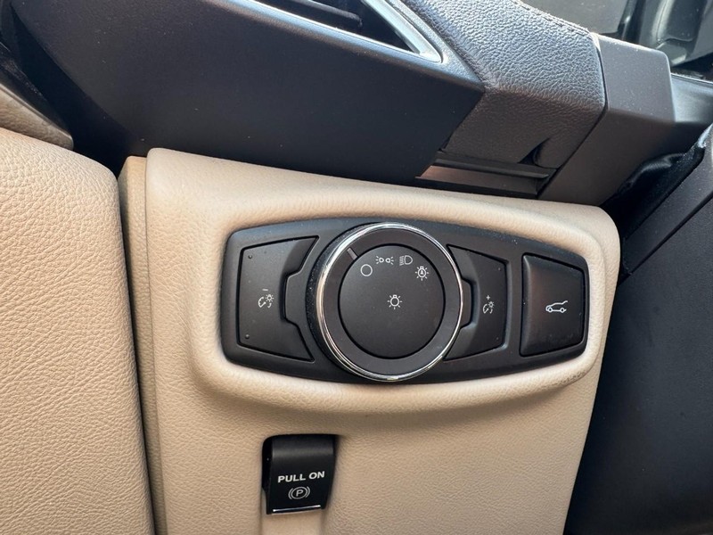 Lincoln MKX Vehicle Full-screen Gallery Image 22