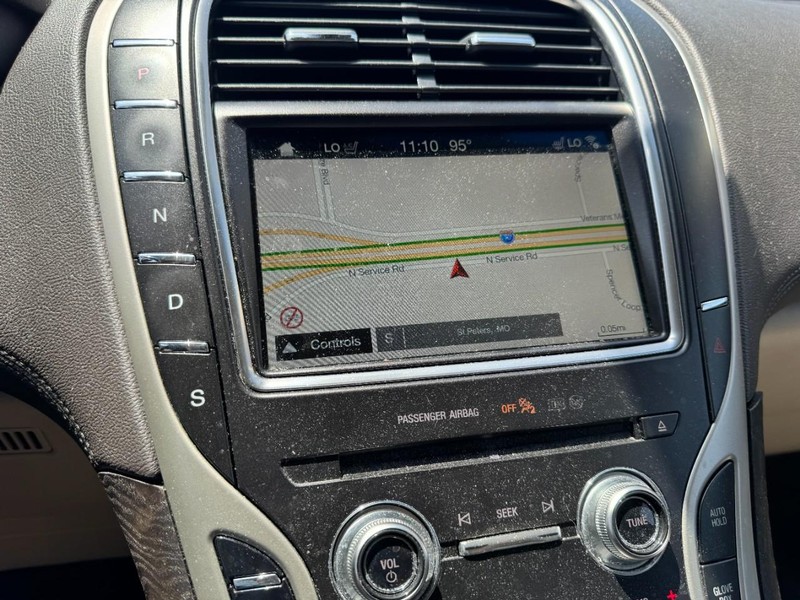Lincoln MKX Vehicle Full-screen Gallery Image 23