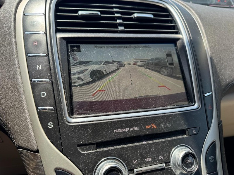 Lincoln MKX Vehicle Full-screen Gallery Image 24