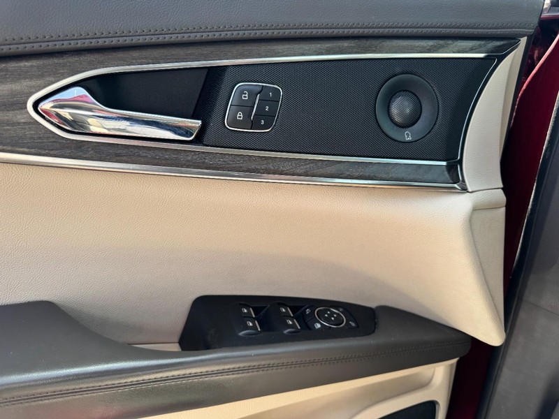 Lincoln MKX Vehicle Full-screen Gallery Image 25