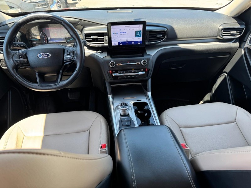 Ford Explorer Vehicle Full-screen Gallery Image 09