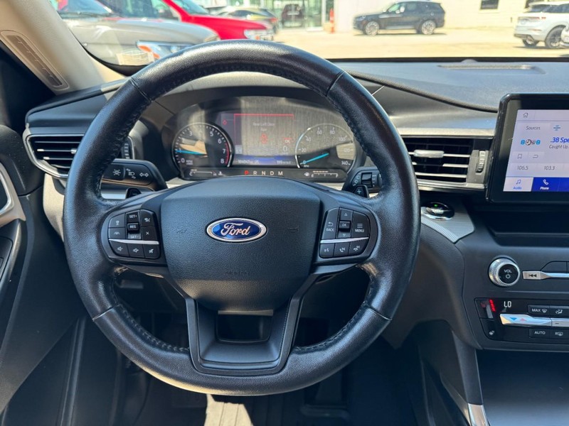 Ford Explorer Vehicle Full-screen Gallery Image 10