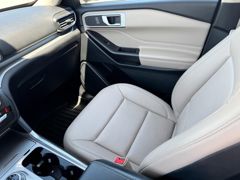 Ford Explorer Vehicle Full-screen Gallery Image 11