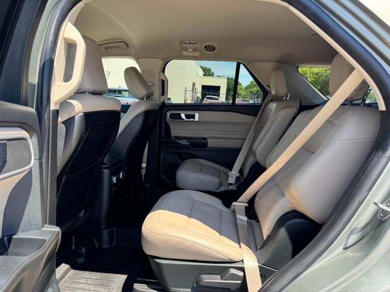 Ford Explorer Vehicle Full-screen Gallery Image 12